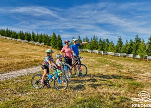 Rodina na kolech na Medvědíně